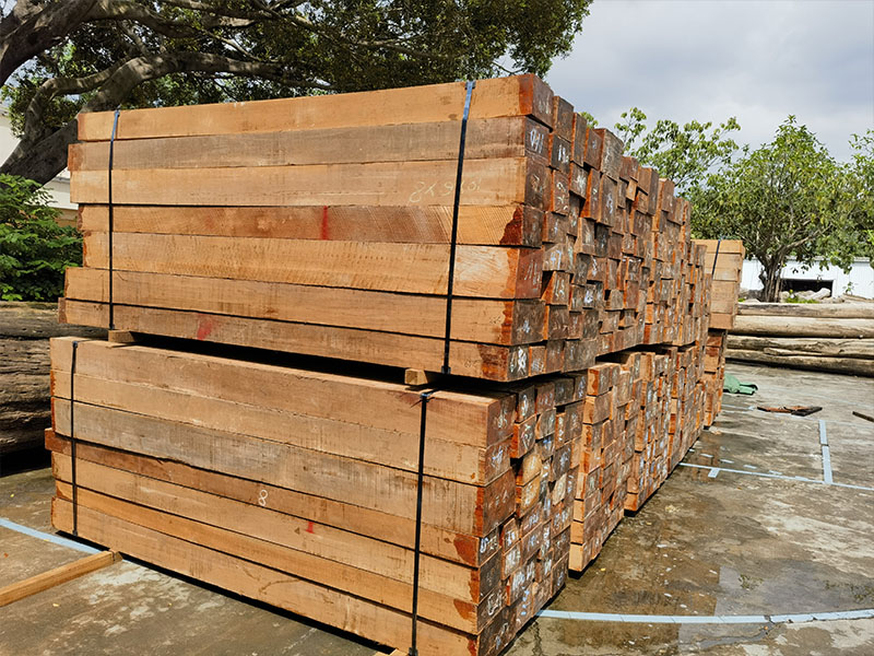 Disponibile in legno di teak birmano a grana naturale quadrato&nbsp;