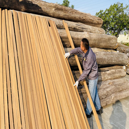 Ausgew&auml;hlte Rohstoffe, nat&uuml;rliche Sch&ouml;nheit, bequeme Installation, Teakdeckstreifen