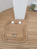 Die Wahl f&uuml;r die Eroberung der Ozeane: Hohe Stabilit&auml;t, Anti-Warp-Teak-Terrassendielen – professionelle L&ouml;sung f&uuml;r Yacht-Terrassendielen.