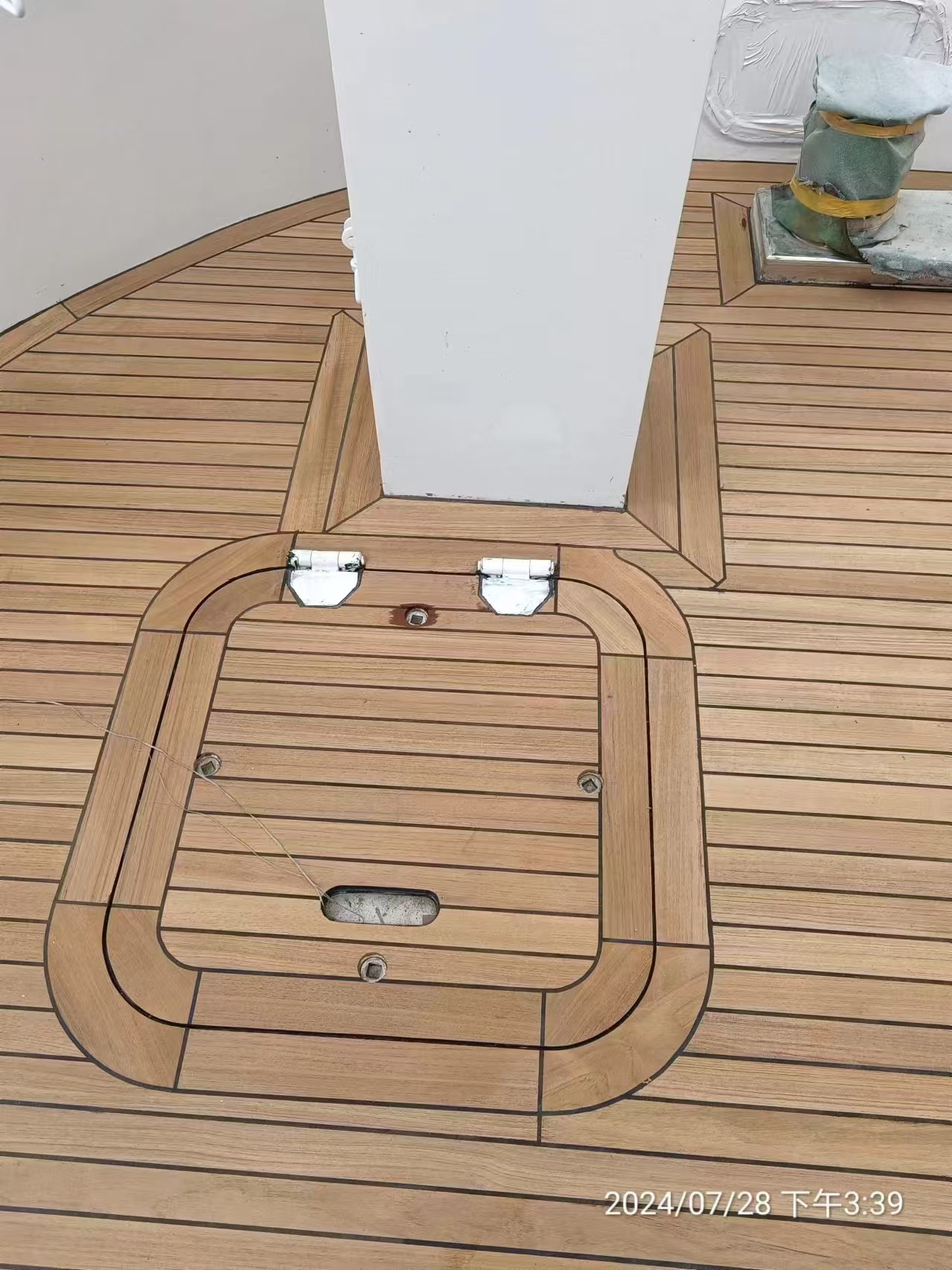 Die Wahl f&uuml;r die Eroberung der Ozeane: Hohe Stabilit&auml;t, Anti-Warp-Teak-Terrassendielen – professionelle L&ouml;sung f&uuml;r Yacht-Terrassendielen.