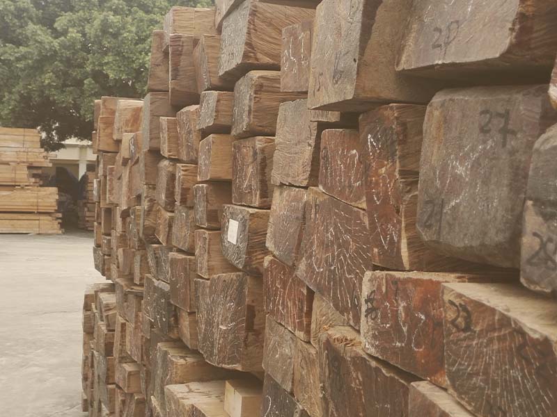 I materiali di alta qualit&agrave; garantiscono travi in ​​legno di teak belle e resistenti