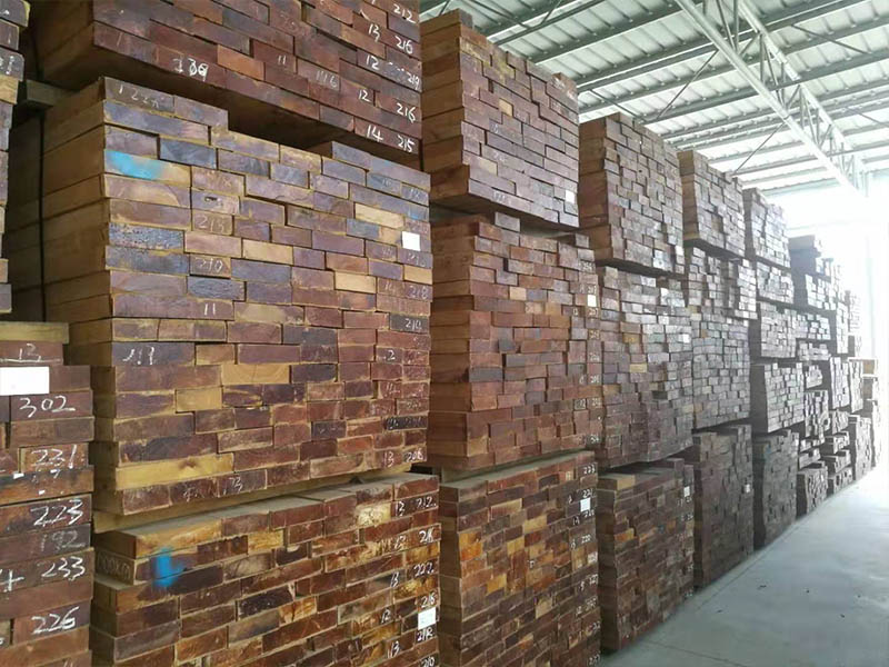 Disponibile in legno di teak birmano a grana naturale quadrato&nbsp;