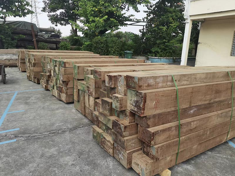 I materiali di alta qualit&agrave; garantiscono travi in ​​legno di teak belle e resistenti