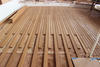 Die Wahl f&uuml;r die Eroberung der Ozeane: Hohe Stabilit&auml;t, Anti-Warp-Teak-Terrassendielen – professionelle L&ouml;sung f&uuml;r Yacht-Terrassendielen.