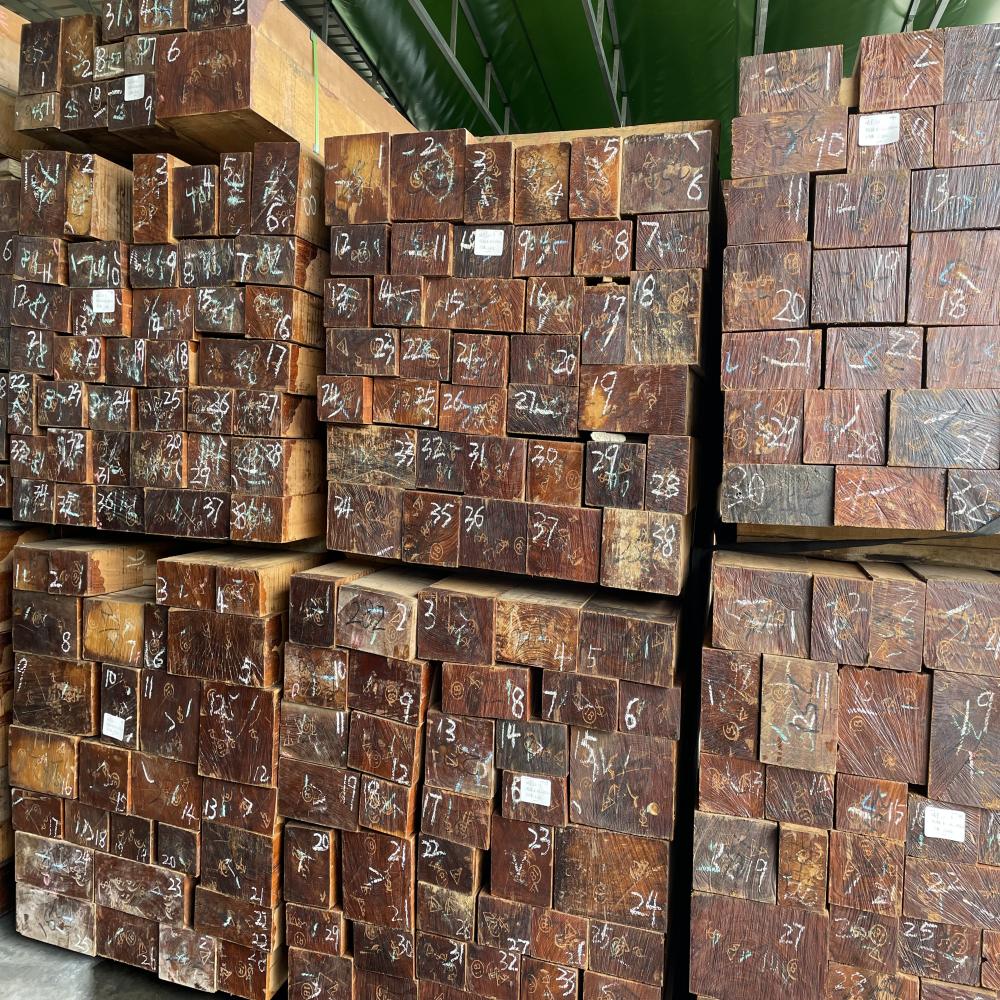 I materiali di alta qualit&agrave; garantiscono travi in ​​legno di teak belle e resistenti