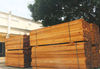 Disponibile in legno di teak birmano a grana naturale quadrato&nbsp;