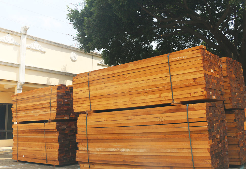 Disponibile in legno di teak birmano a grana naturale quadrato&nbsp;